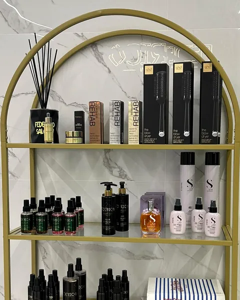 Lo scaffale dei prodotti in salone: linea Federico Saloon, ghd, Alfaparf Semi di Lino e Rehab